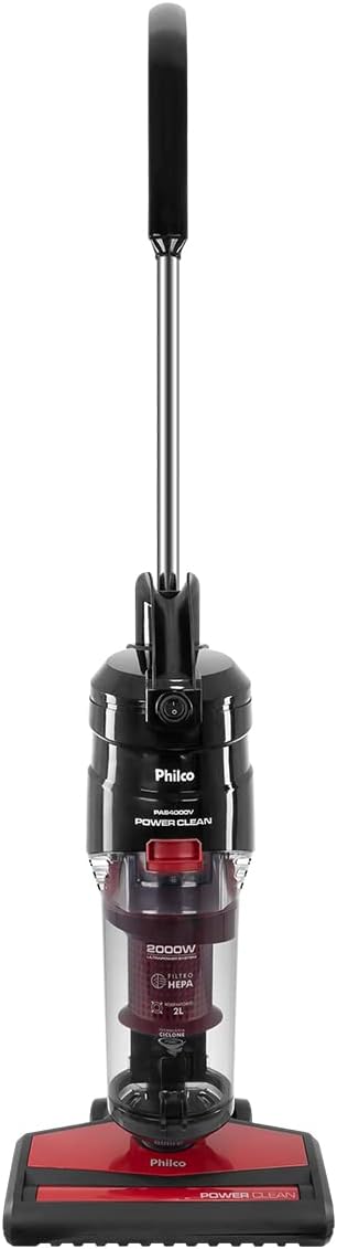 Aspirador Vertical Philco Power Clean 2000W PAS4000V Aspirador de pó vertical Philco Power Clean cor vermelha e preta em posição de uso doméstico