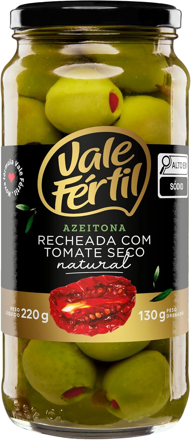Azeitona Verde Vale Fértil Recheada 130g Frasco de vidro com azeitonas verdes recheadas com tomate seco sobre fundo neutro