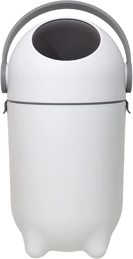 Lixeira Antiodor Buba para Fraldas e Higiene Lixeira branca moderna com sistema de vedação antiodor colocada no canto de um quarto infantil organizado