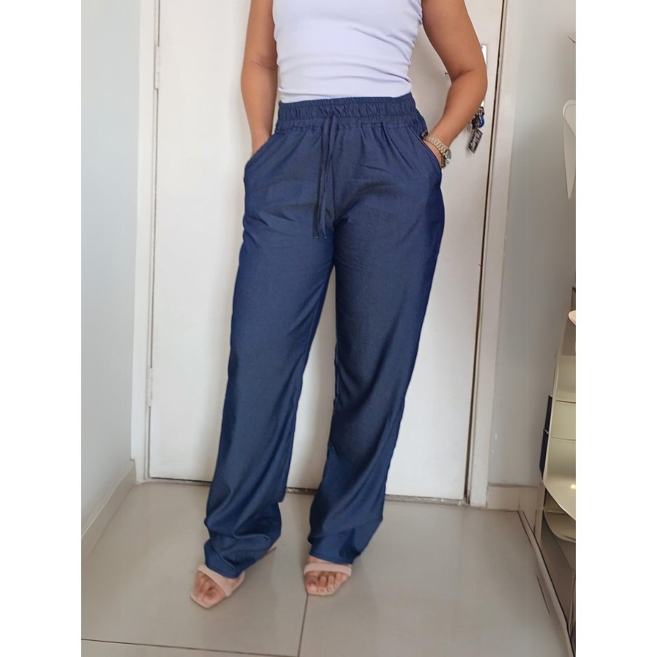 Calça Reta de Chambray Feminina com Elástico e Bolsos