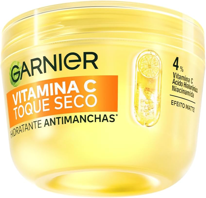 Garnier Gel Creme Hidratante Facial Antimanchas com Vitamina C Embalagem amarela do hidratante facial Garnier Gel Creme com Vitamina C em fundo neutro