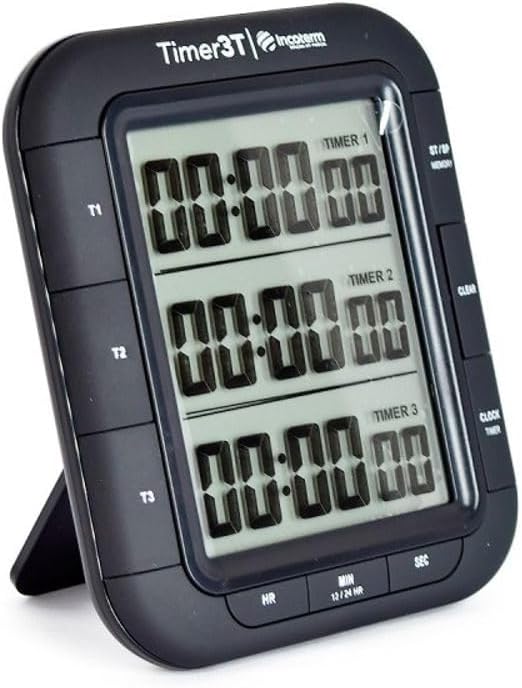 Timer Multicanal Incoterm para Cozinha e Manutenção Timer digital de cor cinza e branca com três visores de tempo independentes e botões de comando frontal