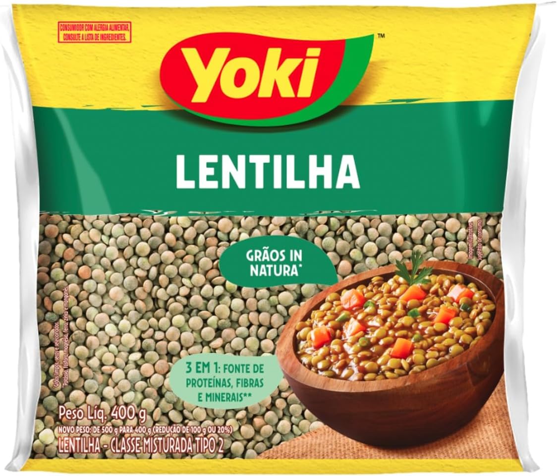 Pacote de plástico transparente de lentilha seca tipo 2 da marca Yoki sobre fundo neutro