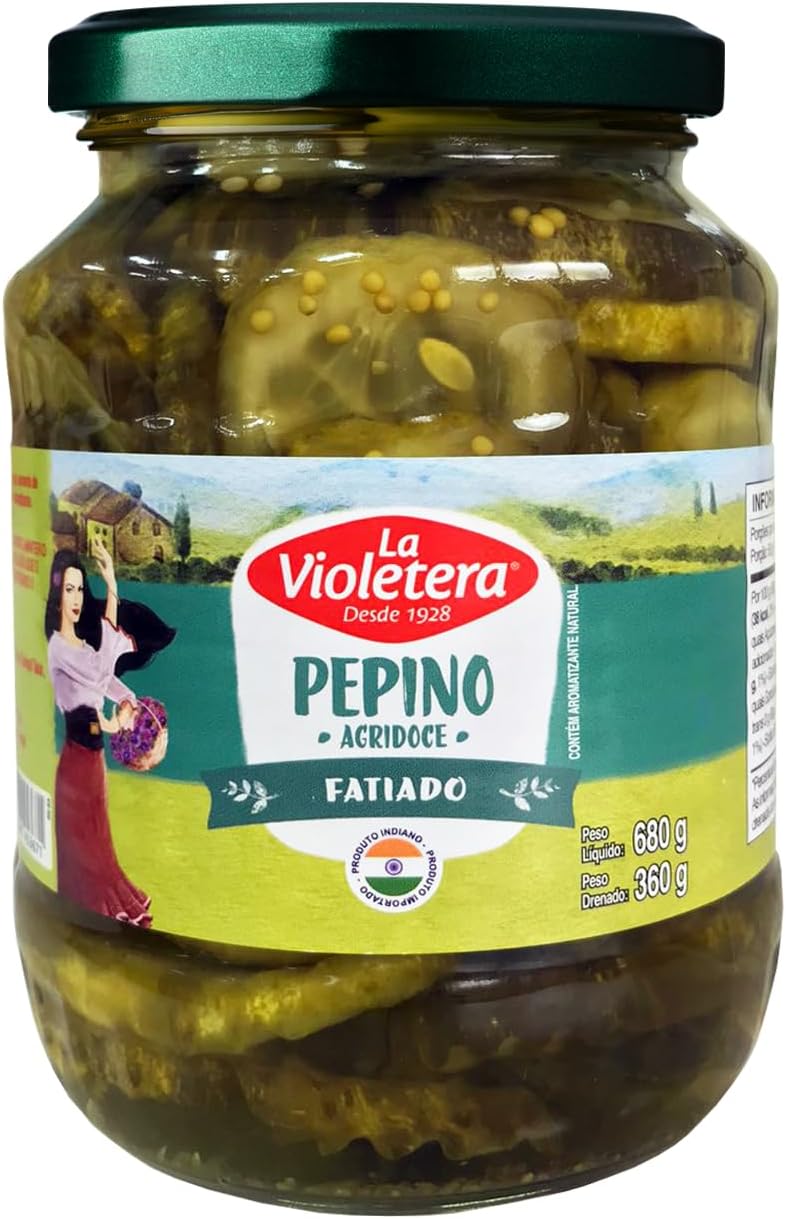 Pepino Fatiado Agridoce 360g Pote de vidro contendo pepinos fatiados em conserva agridoce sobre fundo neutro