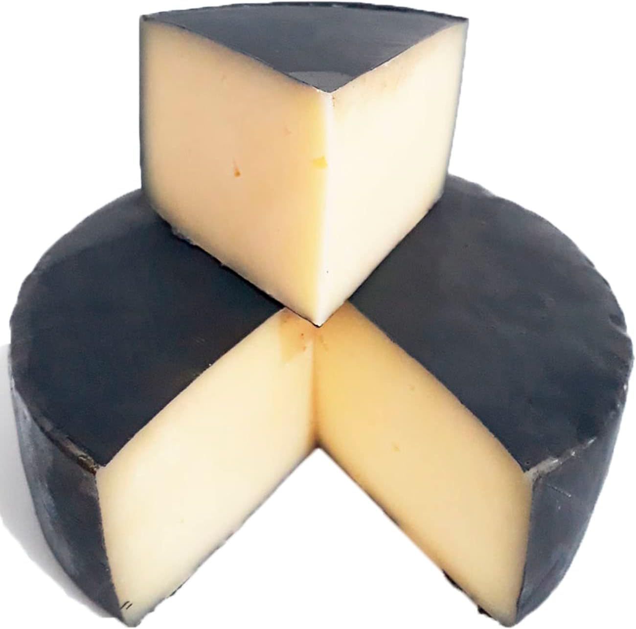 Peça de queijo artesanal tipo parmesão com cobertura externa preta sobre superfície de madeira