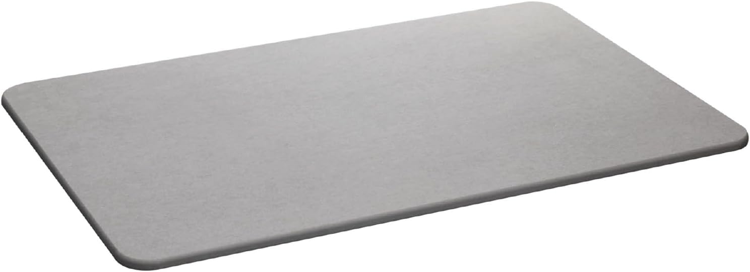 Tapete de Pedra Diatomita Lyor 60cm x 39cm Cinza Tapete de pedra cinza retangular sobre piso de banheiro absorvendo marcas de passos molhados rapidamente
