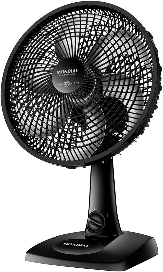 Ventilador de Mesa Mondial Super Power 30cm VSP-30-B Ventilador de mesa preto compacto de 30 centímetros sobre uma superfície de madeira em ambiente doméstico iluminado